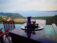 Red Grey Sea View Villa - B&B Schinias