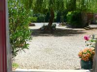 Habitación con cama grande y vistas al jardín