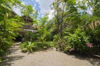 Enkosa 4-Bedroom Wooden Luxury House - Bed and Breakfast Khett Siem Reab