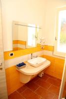 Zimmer mit Kingsize-Bett und Balkon