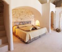 Zimmer mit Kingsize-Bett und Balkon