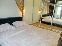 Deluxe One-Bedroom Apartment with king-size bed