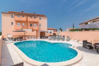 Apartment with Pool View 