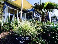 ArtHOUSE Beachfront Accommodation - Bed and Breakfast Emerald Beach