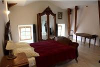 Habitación con cama grande
