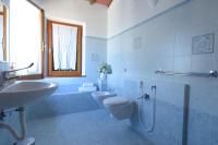 Chambre Lit King-Size avec Douche Accessible en Fauteuil Roulant - Adaptée aux Personnes à Mobilité Réduite