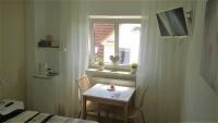 Zimmer mit Kingsize-Bett und Meerblick