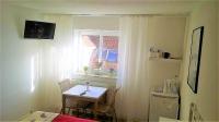 Zimmer mit Kingsize-Bett und Meerblick