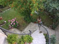 Camera Matrimoniale con Vista Giardino
