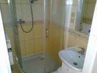 Tweepersoonskamer met 2 Aparte Bedden en Gedeelde Badkamer