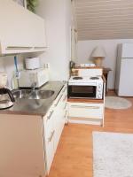 Petite Chambre Lits Jumeaux avec Salle de Bains Commune et Cuisine