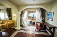 Large Deluxe Apartment - Direct Beach Access