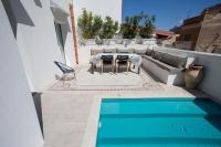 Luxuriöses Vierbettzimmer mit eigenem Pool