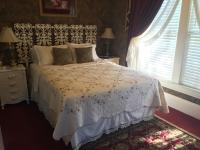 Queen Room with Private Bathroom #2