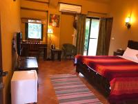 Habitación con cama grande y balcón