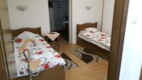 Tweepersoonskamer met 2 Aparte Bedden en Eigen Badkamer