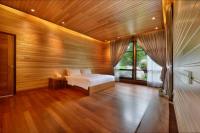 Suite con cama grande y balcón