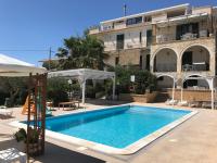 B&B Marinella - Villa Ceni - Appartamenti con camere, cucina, wc e terrazza sul mare in villa con piscina, giardino e parcheggio - Bed and Breakfast Marinella
