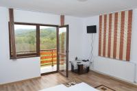 Zimmer mit Kingsize-Bett und Gartenblick. 