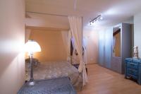 Zimmer mit Kingsize-Bett und Gartenblick.