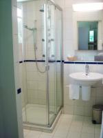 Habitación con cama grande y ducha