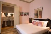 Habitación con cama extragrande y balcón