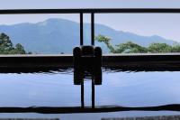 Zweibettzimmer mit Tatami-Bereich und Bergblick