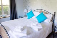 Habitación con cama grande y bañera de hidromasaje