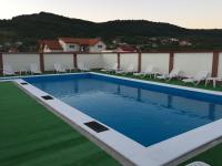 Villa California Hateg - Bed and Breakfast Haţeg