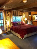 Zimmer mit Kingsize-Bett und Balkon