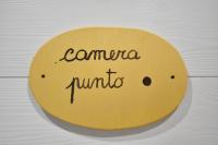 Deze driepersoonskamer heeft een gedeelde badkamer.