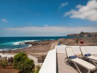 Agaete Beach Rental at Volcanic Natural Pools by VillaGranCanaria - Chambres d'hôtes Agaete