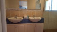Three-Bedroom Ocean View Apartment with Rooftop Hot Tub