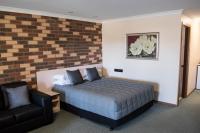 Zimmer mit Queensize-Bett und Whirlpool-Badewanne