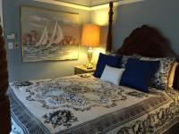 Suite con bañera de hidromasaje y cama grande