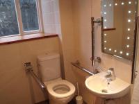 cosy ground floor disabled friendly room in farm house - Bed and Breakfast Bala