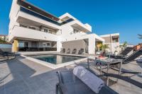 Villa Magnifica Penthouse with Jacuzzi - B&B Novalja