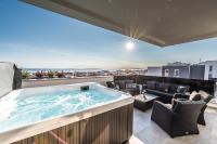 Villa Magnifica Penthouse with Jacuzzi - B&B Novalja