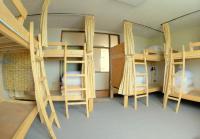 Cama en una habitación compartida masculina de 8 camas