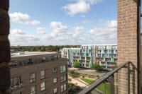Exquisite & Homely Penthouse, 2 mins walk from Cambridge Station, Big balcony, lift access, secured gated on-site parking, self check-in & SUPER Fast WIFI - B&B Cambridge