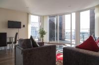 Contemporary & Homely Penthouse, 2 mins walk from Cambridge Station, lift access, secured gated on-site parking, self check-in, SUPER Fast WIFI, Terrace & Sleeps 6 - B&B