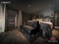 Liberty - One Bedroom Loft Apartment with Hot Tub and Balcony