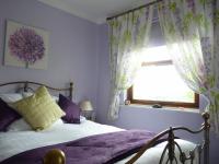 Habitación con cama extragrande y ducha