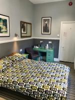 Doppelzimmer mit Bad im ersten Stock