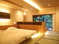 Tweepersoonskamer met 2 Aparte Bedden met Warmwaterbron Buiten met Uitzicht op de Japanse Tuin - Gerenoveerd op 13 Juli 2017