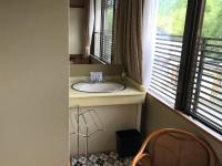 Economy Kamer in Japanse Stijl met een Gedeelde Badkamer