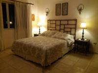 Chambre Lit Queen-Size avec Salle de Bains Commune 