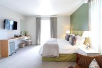 Zimmer mit Kingsize-Bett und Bergblick