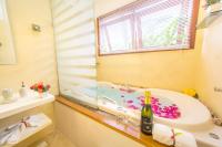 Deluxe One-Bedroom Apartment with Hot Tub 