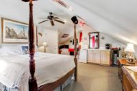 Deluxe Queen Suite